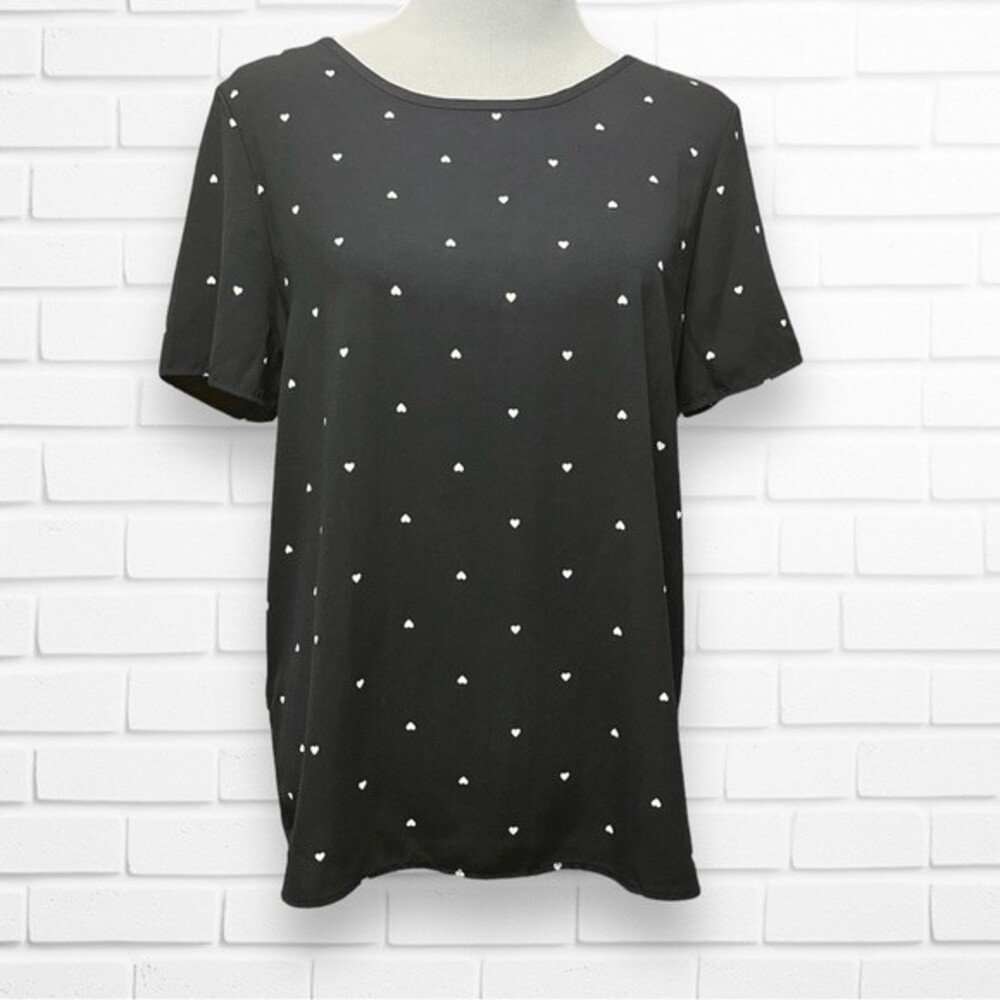 Le Lis Heart Print Short Sleeve Cut Out V Back Blouse size Medium